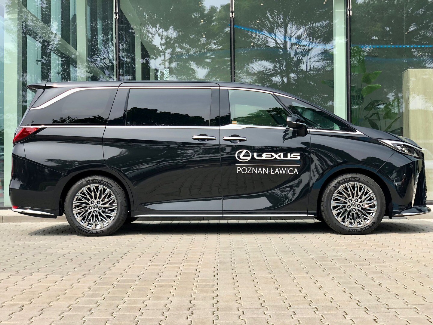 Lexus LM