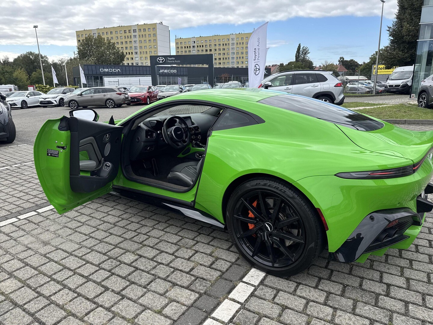Aston Martin V8