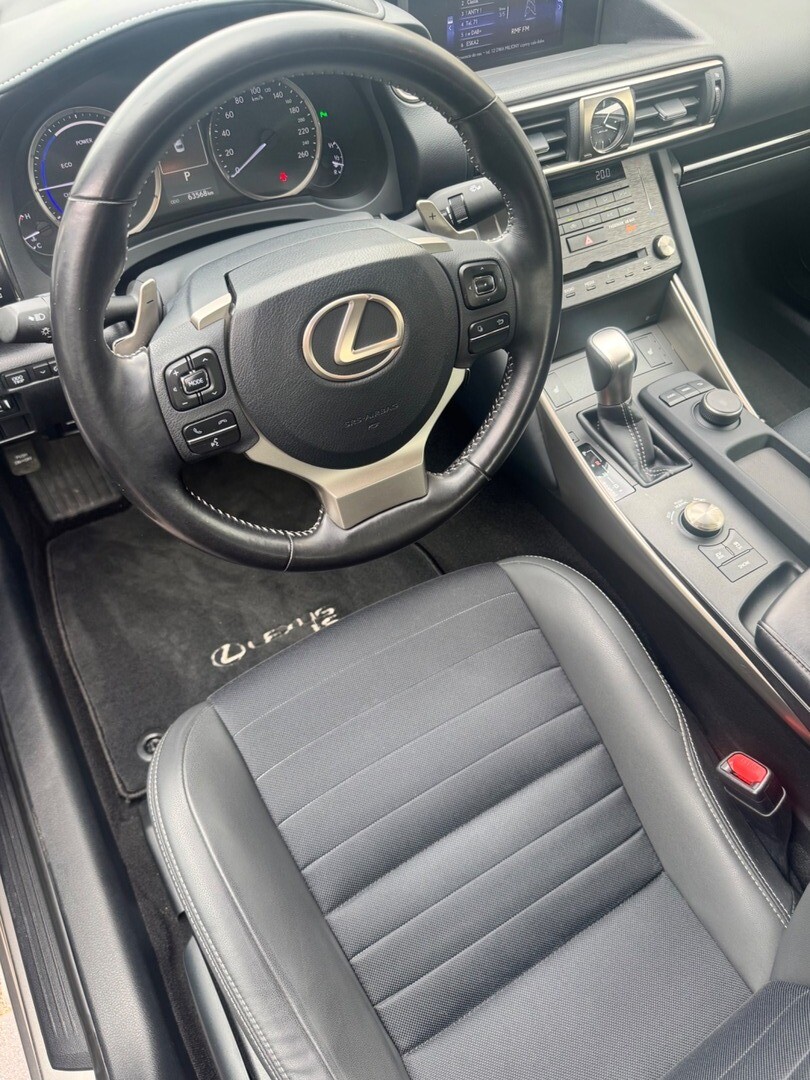 Lexus IS
