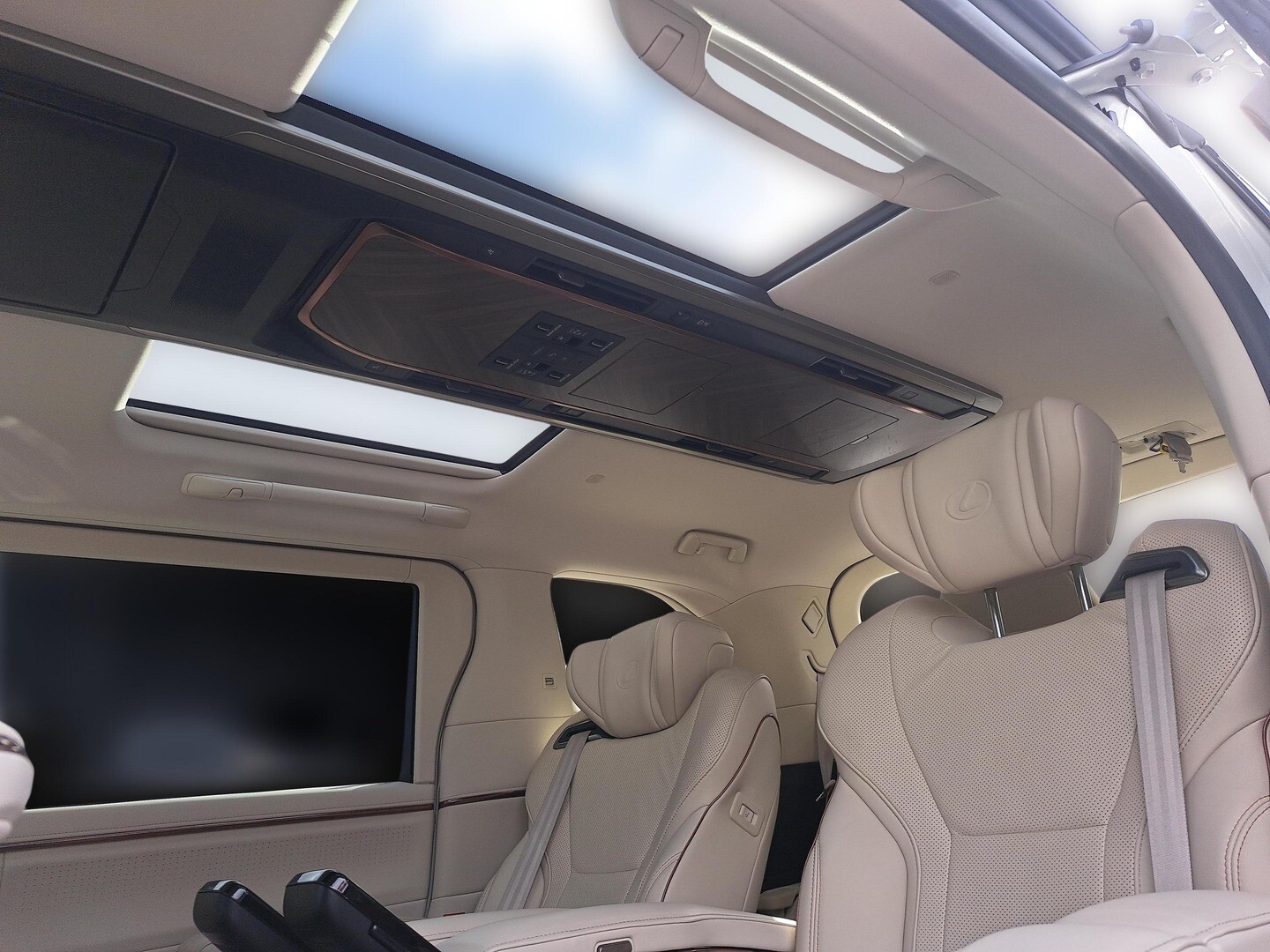 Lexus LM
