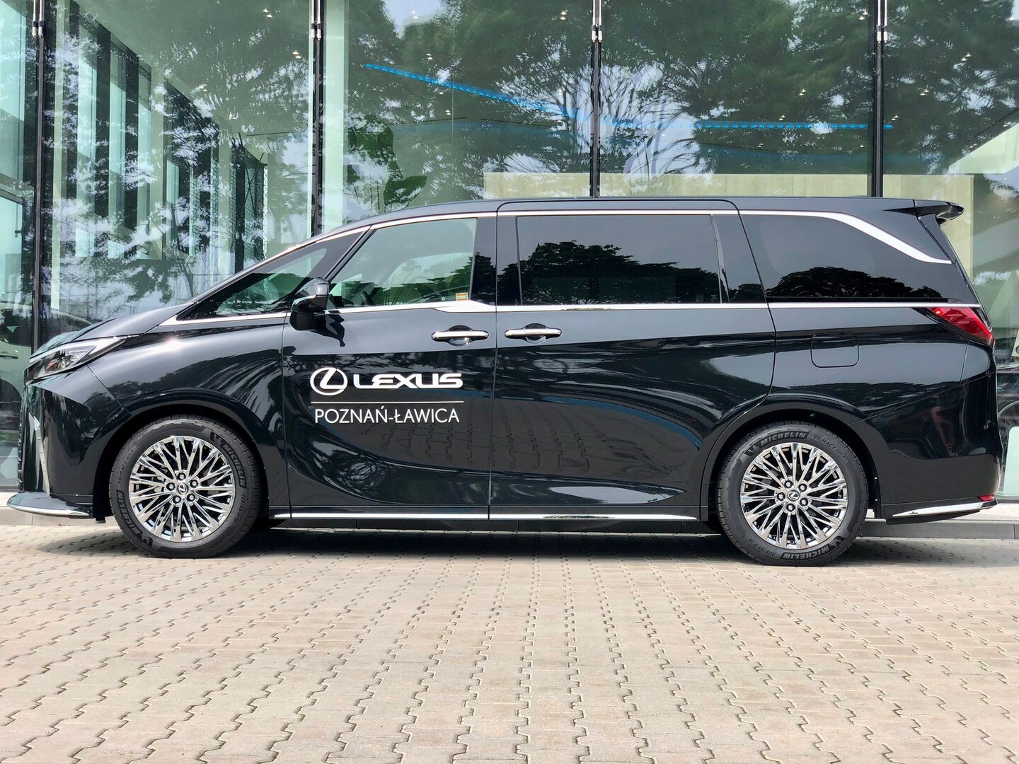 Lexus LM